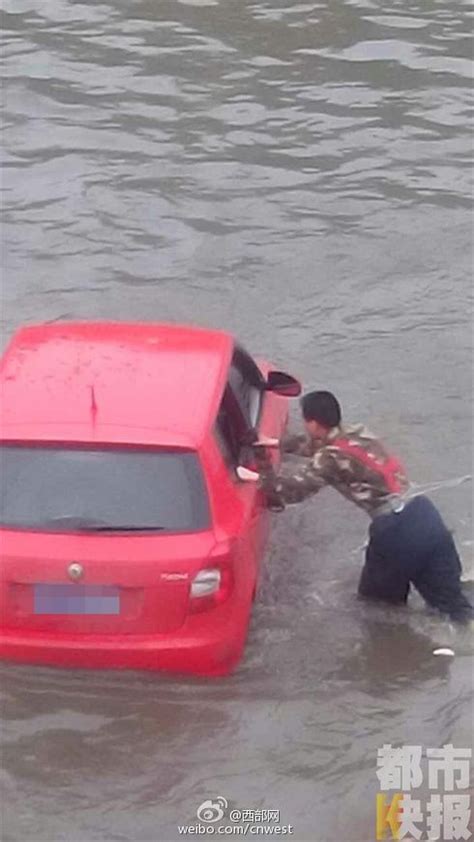 西安：女子连人带车掉进河里 被救起后淡定上班(图)--陕西频道--人民网