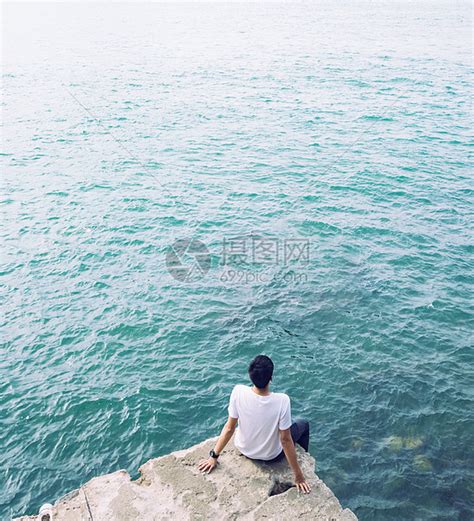 坐在海边的男人高清图片下载-正版图片500904913-摄图网