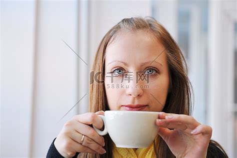 优雅的喝咖啡女人图片-包图网
