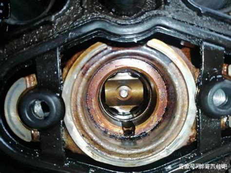 汽车发动机漏机油是什么原因-有驾