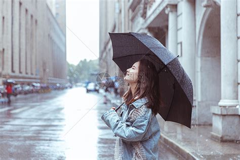 下雨打伞的女孩元素素材下载-正版素材401675277-摄图网