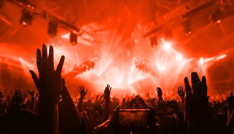 快乐的人在夜总会 DJ 派对音乐会上跳舞，并在舞台上聆听 DJ 的电子舞曲。剪影欢快的人群庆祝 2020 年新年派对。人们的生活方式 DJ 夜 ...