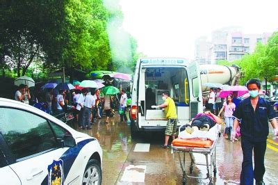 突发！小男孩被卷入武汉公交车下，拖行10多米，母亲急敲车门对司机说…