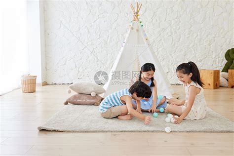 三个小朋友在客厅里玩耍高清图片下载-正版图片501781948-摄图网