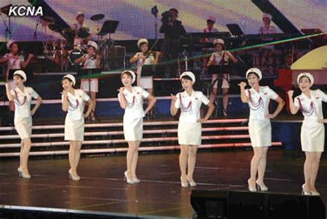 朝鲜举行联合演出 女演员着军装歌唱劳动党(图) _张家口在线