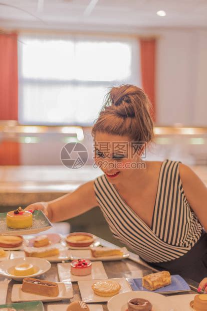 美丽的白人女子在餐食自助餐中吃甜点美高清图片下载-正版图片506196605-摄图网
