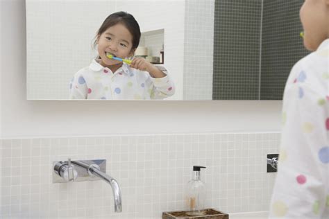家长困惑：为什么孩子天天刷牙，但还是会长蛀牙？|蛀牙|刷牙|家长|牙齿|龋齿|牙菌斑|涂氟|-健康界