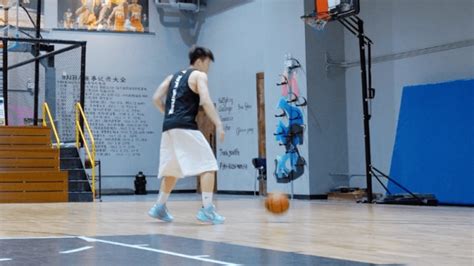 三分钟教你如何打篮球，后转身运球，一看就会_腾讯视频