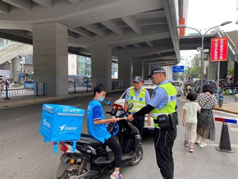 重庆交巡警多措并举护航新学期师生出行交通安全