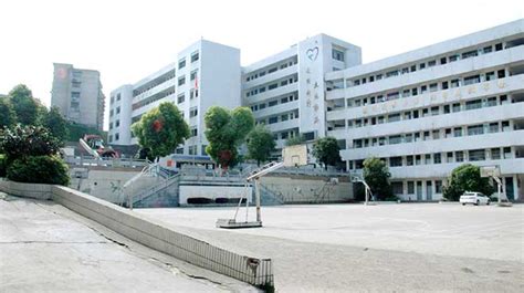 广西南宁的一所大学，占地面积3500亩，被称为"中国九所最富诗情画意的大学"之一 - 知乎