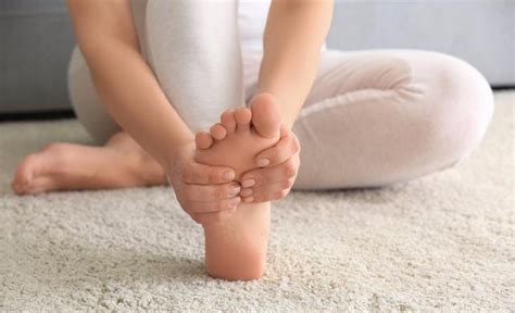 脚后跟疼是什么原因导致的 脚后跟疼怎么治疗 _八宝网