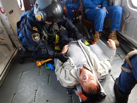 湛江一渔民被电伤昏迷 飞行队担架吊运紧急救援_广东频道_凤凰网