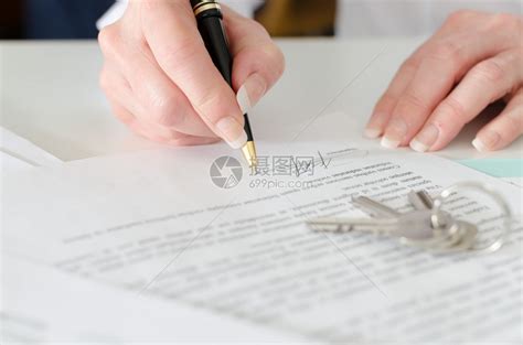客户在房产中介签订房产合同高清图片下载-正版图片503573435-摄图网