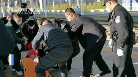 河北涿州：高铁乘客突发疾病 幸亏有他们_凤凰网视频_凤凰网