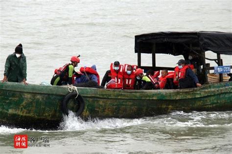 临高海域一渔船搁浅9人被困 消防经过13小时成功解救
