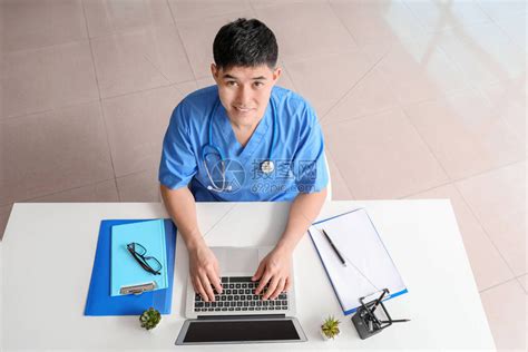 病人用笔记本电脑指向诊所医高清图片下载-正版图片503492644-摄图网