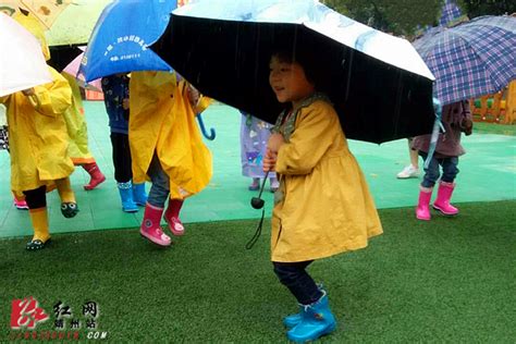 下雨天，这个幼儿园老师带着孩子们踩水玩沙_社会民生_靖州新闻网