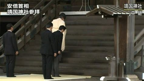 安倍晋三与各国握手瞬间，尽显尴尬，唯独对他哈腰握手