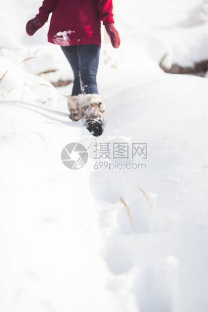 笑女人躺在雪地里抱雪球高清图片下载-正版图片501521161-摄图网