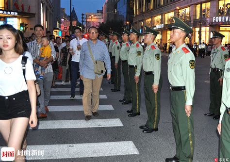 上海南京路武警战士组成人墙为游客护航