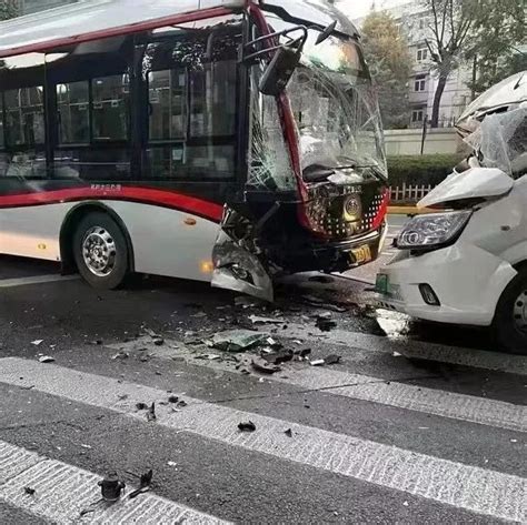 上海一客车与71路公交车发生碰撞，1人轻微受伤|上海市|公交车|客车_新浪新闻
