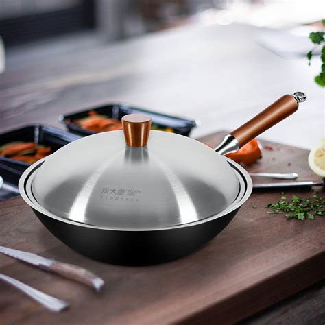 生铁锅、熟铁锅，哪个更健康？日常保养铁锅怎么做？