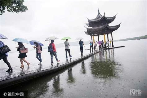 杭州游客暴雨中摆POSE拍照 为求效果弃伞淋雨-社会-早知道-杭州19楼