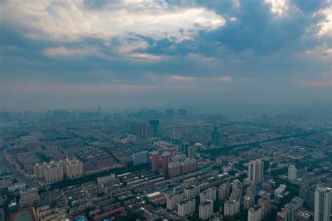 山东淄博城市清晨日出迷雾航拍摄影图-包图企业站