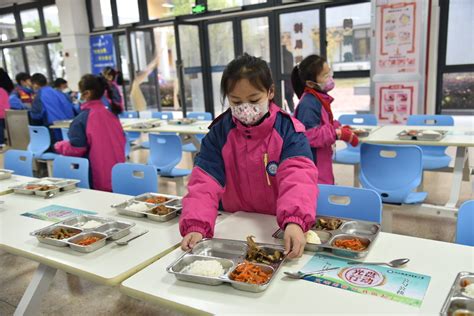 学校开启“午餐供应”有热度更有温度_教育_中国西藏网