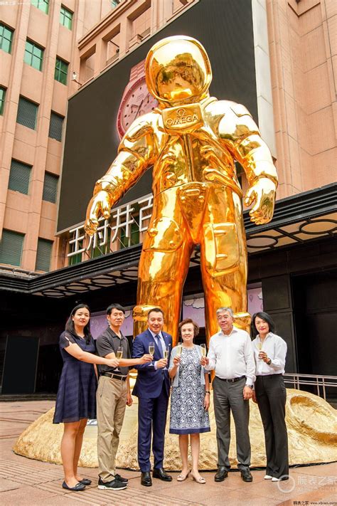 欧米茄_致敬人类首次登月50周年 欧米茄金色宇航员巨型雕塑展于北京王府井揭幕|腕表之家xbiao.com