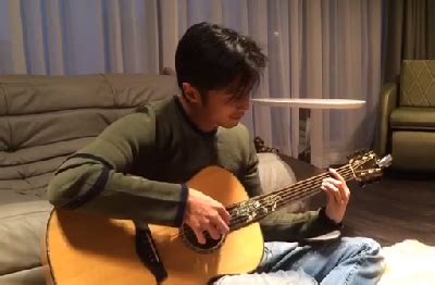 谢霆锋持一把木吉他自弹自唱了李健的经典作品《传奇》_腾讯视频
