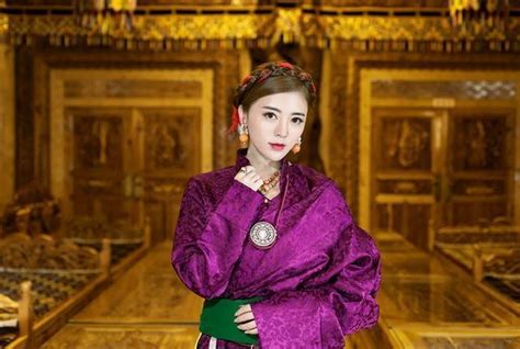 藏族女歌手阿兰晒度假美照，一张泳装照尽显白皙皮肤和美好身材