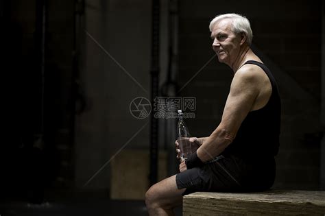 高年男子在黑暗体操中拿着水瓶高清图片下载-正版图片501860181-摄图网