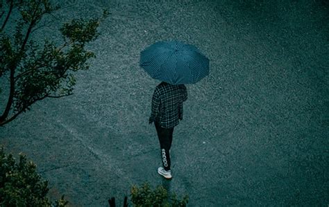 下雨打伞摄影图片-下雨打伞摄影作品-千库网