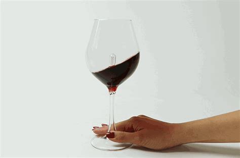 红酒怎么喝才正确？喝红酒的正确姿势，品红酒应分五个步骤进行！