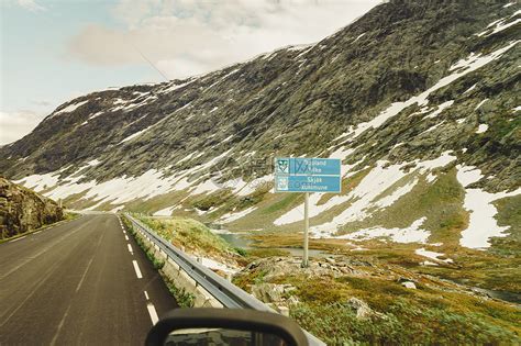 穿过挪威山脉的路美丽的风景旅行旅游挪威山区的道路景观高清图片下载-正版图片300880837-摄图网