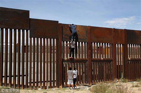 美墨边境建成160公里隔离墙 美总统赐名“特朗普墙”