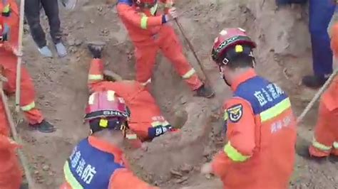 两岁女童不慎掉入土洞，消防掘地营救_凤凰网视频_凤凰网