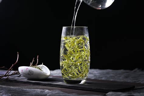 广东绿茶嫩绿的名优绿茶应该用多少度水来冲泡 - 知乎
