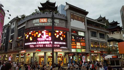 2022在深圳，无论是外地游客抑或深圳本地居民都会到目前为止，深圳最繁华的商业街，东门商业街去游逛，购物_东门步行街-评论-去哪儿攻略