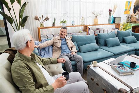 快乐的中老年男士坐在客厅聊天高清摄影大图-千库网
