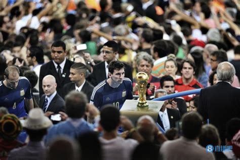 【世界杯名场面】2014年世界杯，梅西凝视大力神杯|世界杯|大力神杯|莱昂内尔·梅西_新浪新闻