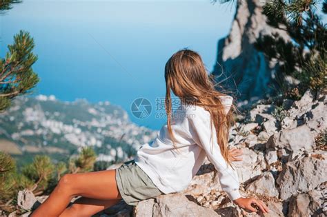 在悬崖边缘快乐的小女孩享受山顶岩上风景的小男孩在山边悬崖小男孩水岩石年轻的高清图片下载-正版图片307936966-摄图网