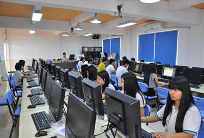 计算机专业1905班同学很认真在做网页设计-校园动态-新闻中心-广州市北达技工学校（唯一官网）