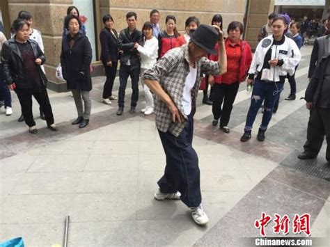 75岁老人街头模仿迈克尔-杰克逊 称跳舞助抗癌_手机新浪网