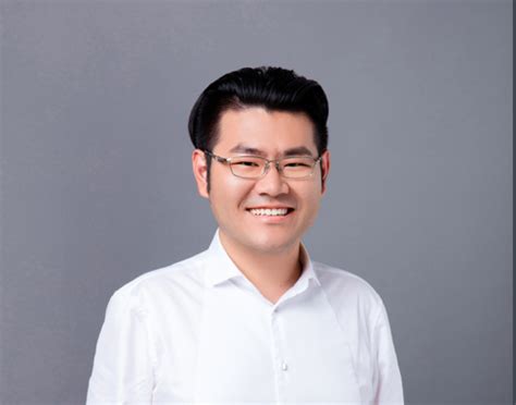 进击波财经创始人、湃动新商业咨询 CEO 沈帅波