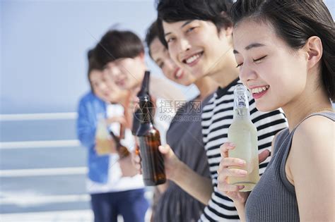 青年男女屋顶聚会喝酒高清图片下载-正版图片502306388-摄图网