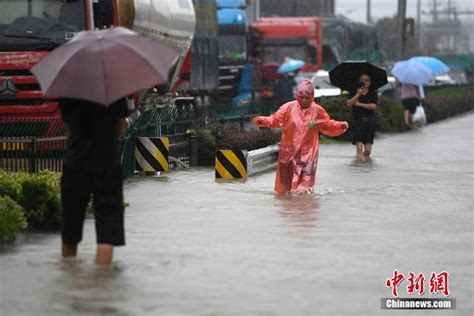 台风“烟花”致浙江余姚持续降水 多个乡镇受淹