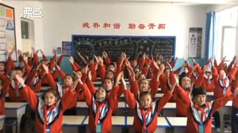 新疆小朋友手势舞合唱迎国庆 动作整齐划一气势磅礴