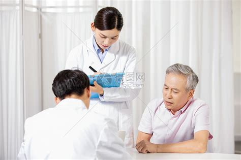 医生拥抱小病人的中部从开着的门看到在医院高清摄影大图-千库网